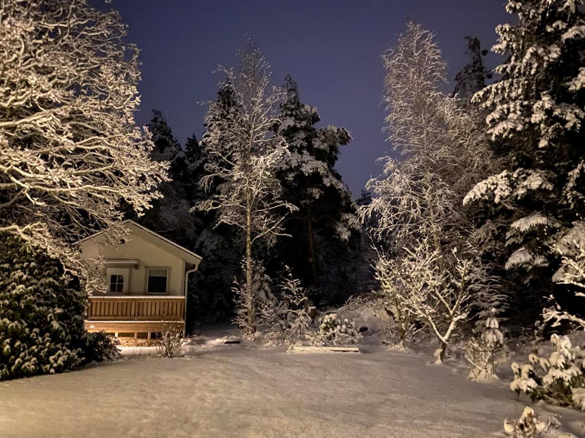 Stuga I Naturskoent Omrade Pa Vaestra Tjoern Saby Экстерьер фото